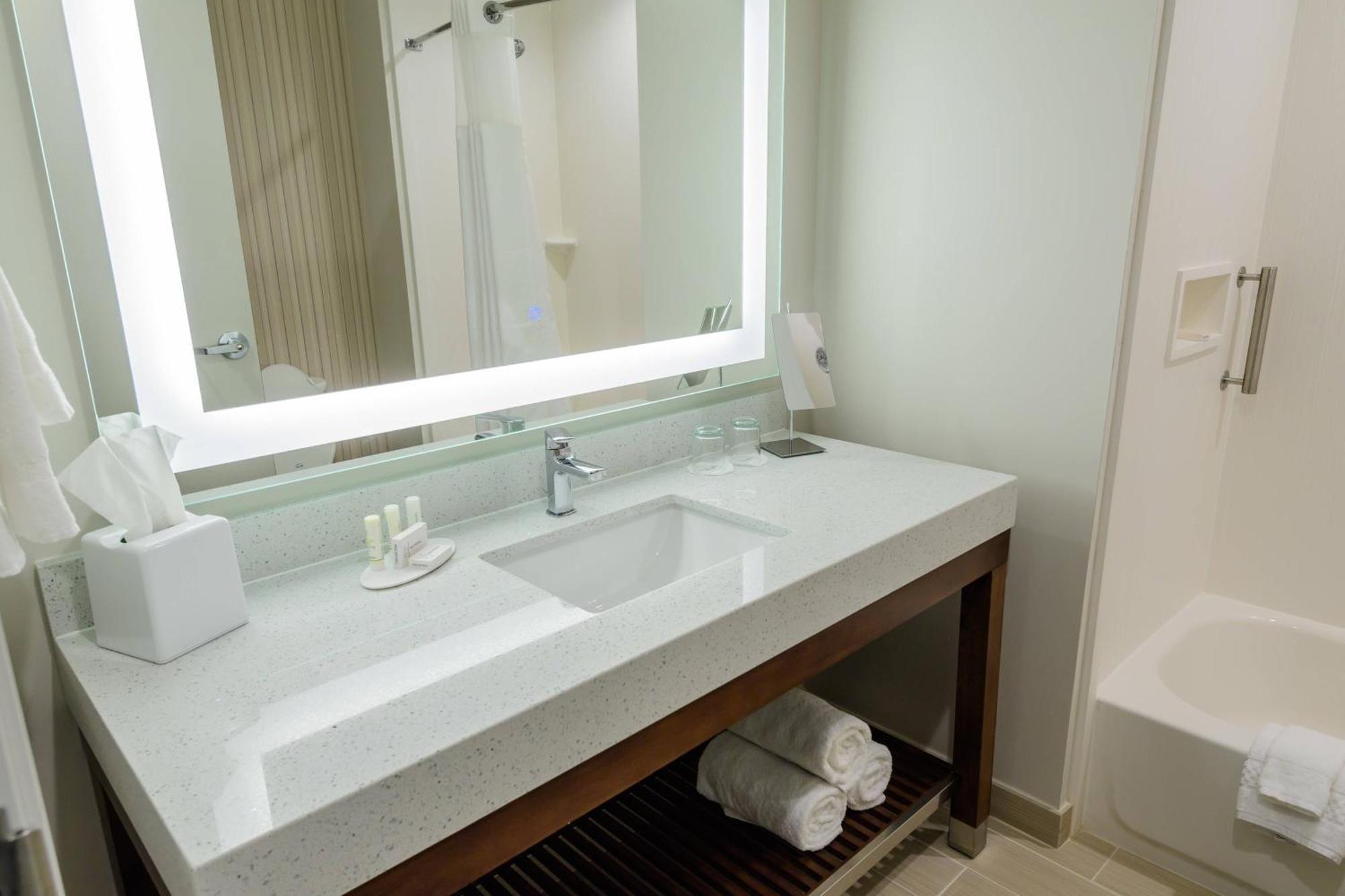 Courtyard By Marriott Lake Jackson Bagian luar foto